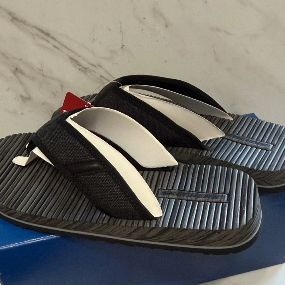 NEW Skechers tantric rafe Men's Flip-Flops sz 7 men’s / 8.5 wome